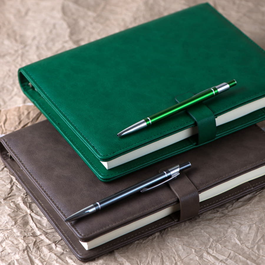 Ежедневник недатированный Coach, формат B5 в подарочной коробке