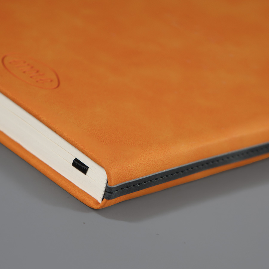 Ежедневник недатированный Muse, оранжевый, А5, с декоративной черной полосой, блок в линейку