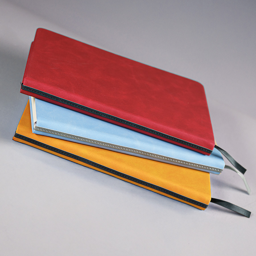 Ежедневник недатированный Muse, красный, А5, с декоративной черной полосой, блок в линейку