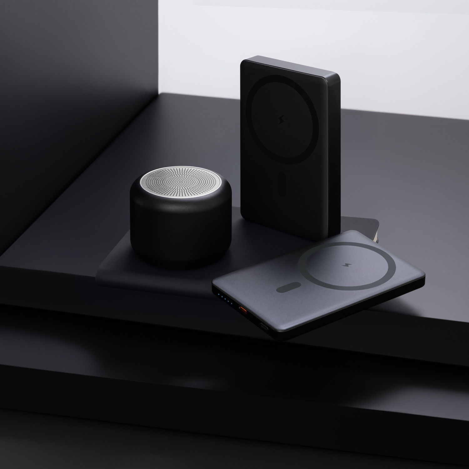 Внешний аккумулятор Atlantis PD 5000mAh с функцией беспроводной зарядки 15W, черный