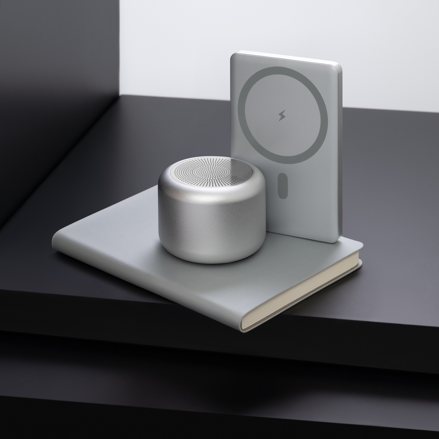 Внешний аккумулятор Atlantis PD 5000mAh с функцией беспроводной зарядки 15W, серебряный