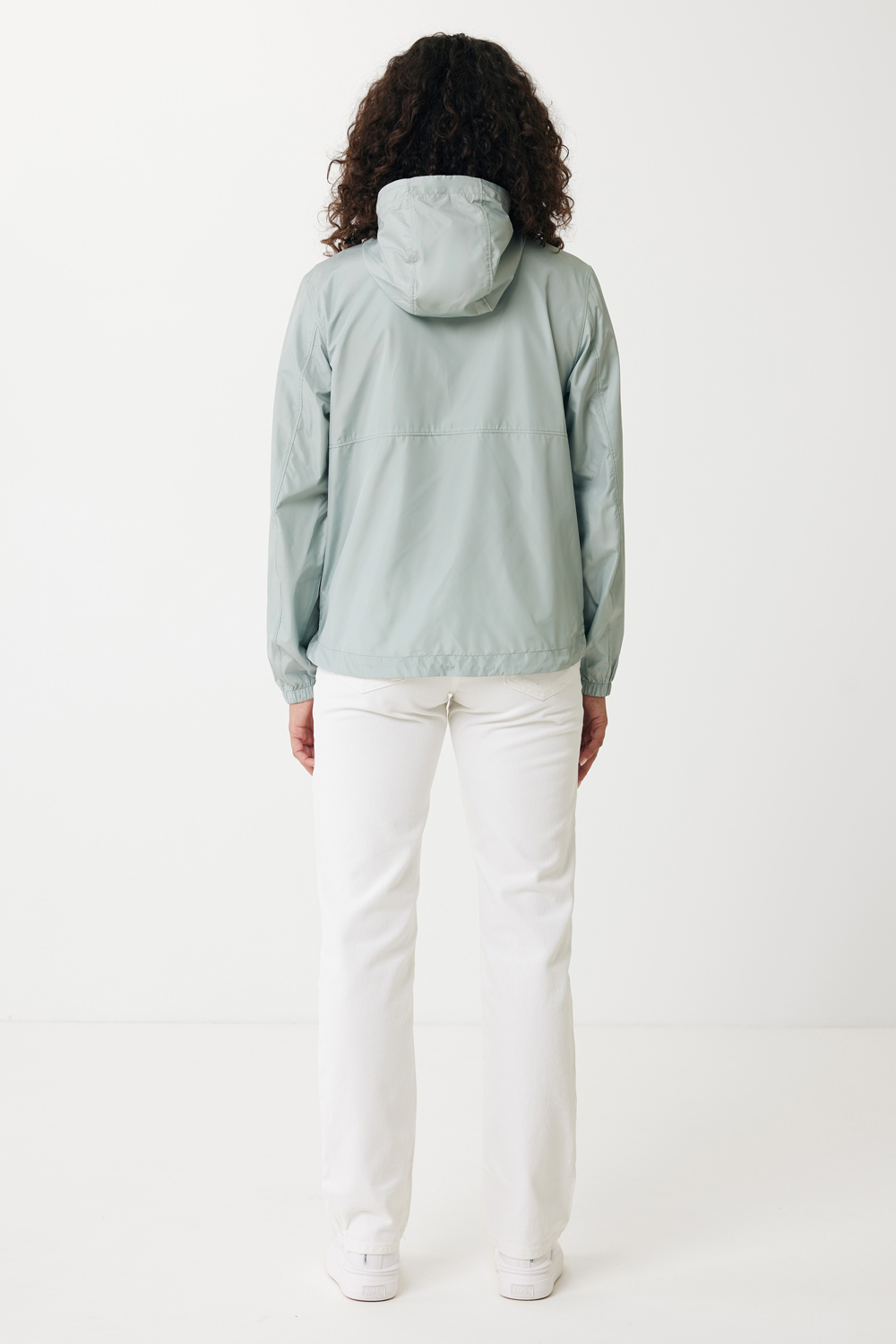 Ветровка Iqoniq Logan из переработанного полиэстера AWARE™, унисекс, 70 г/м²