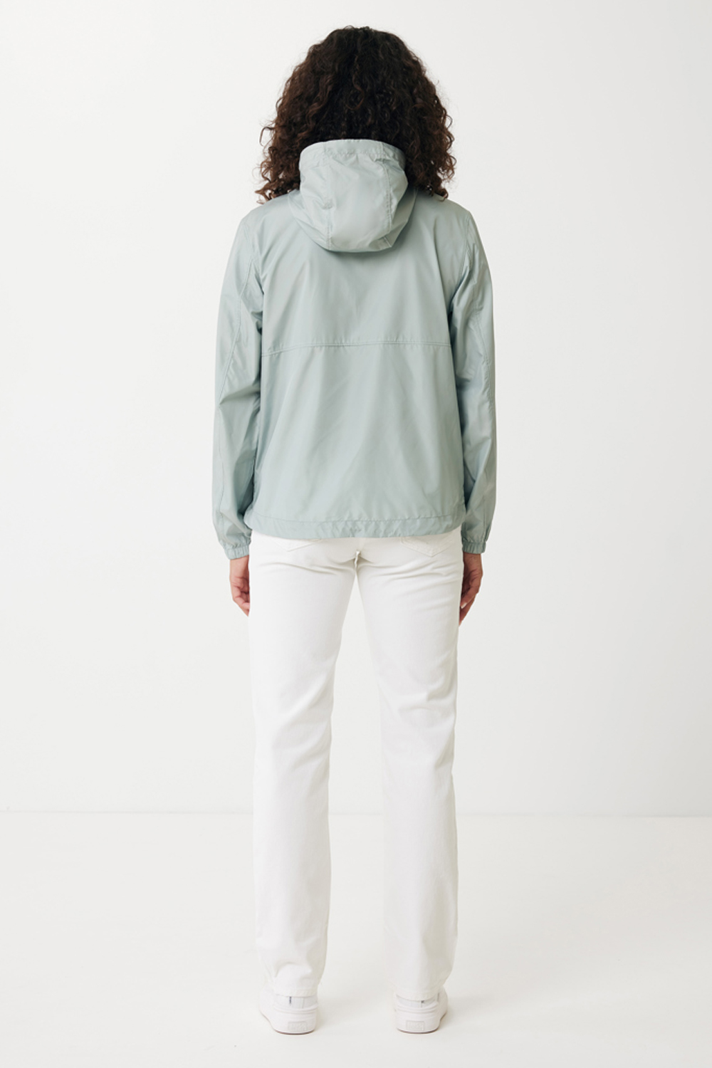 Ветровка Iqoniq Logan из переработанного полиэстера AWARE™, унисекс, 70 г/м²