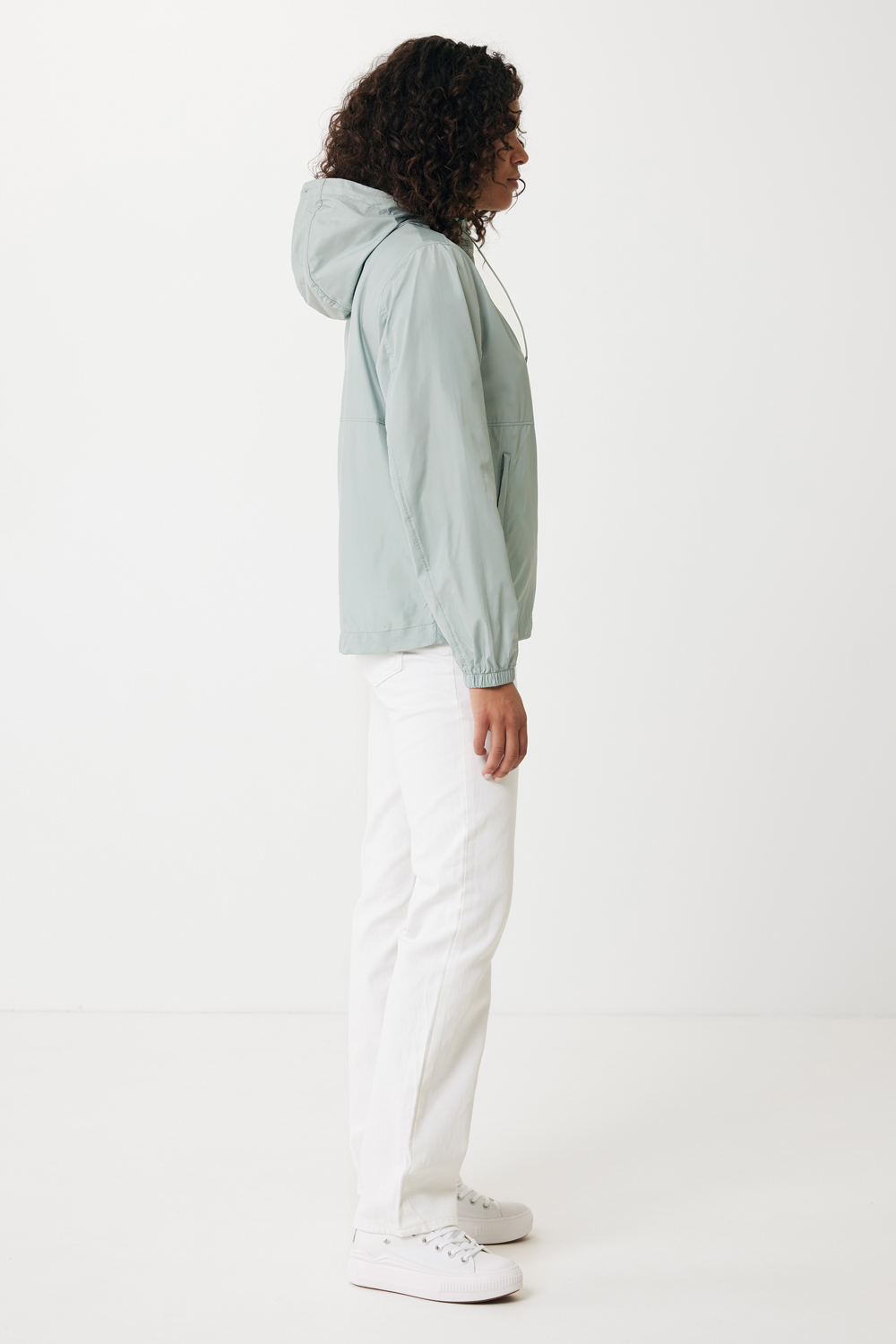 Ветровка Iqoniq Logan из переработанного полиэстера AWARE™, унисекс, 70 г/м²