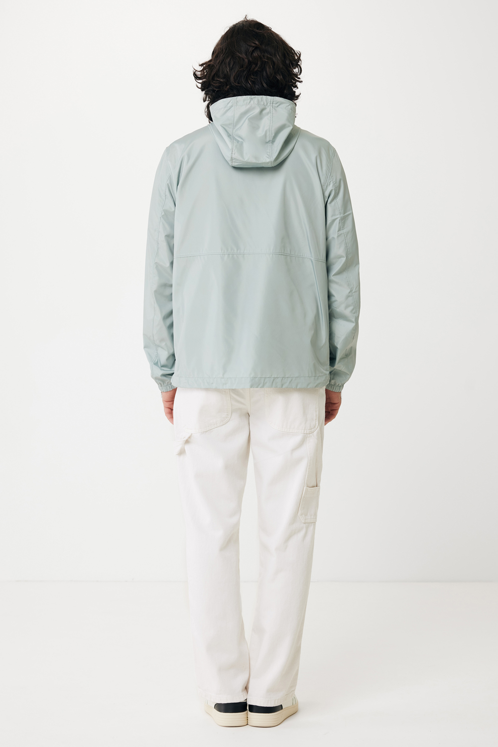 Ветровка Iqoniq Logan из переработанного полиэстера AWARE™, унисекс, 70 г/м²