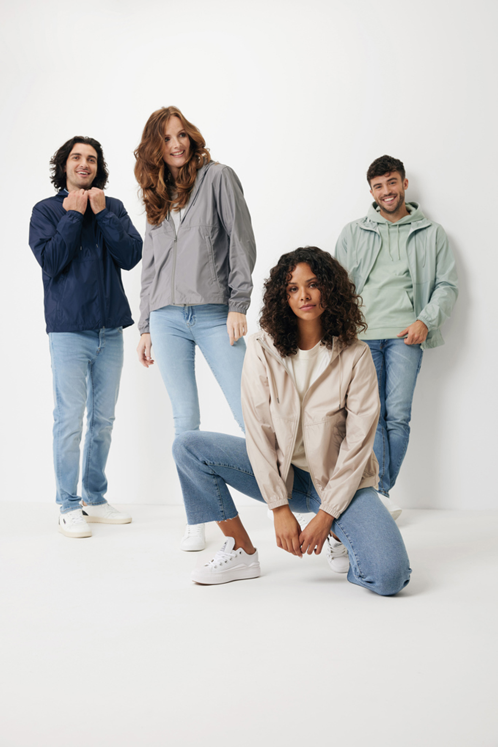 Ветровка Iqoniq Logan из переработанного полиэстера AWARE™, унисекс, 70 г/м²