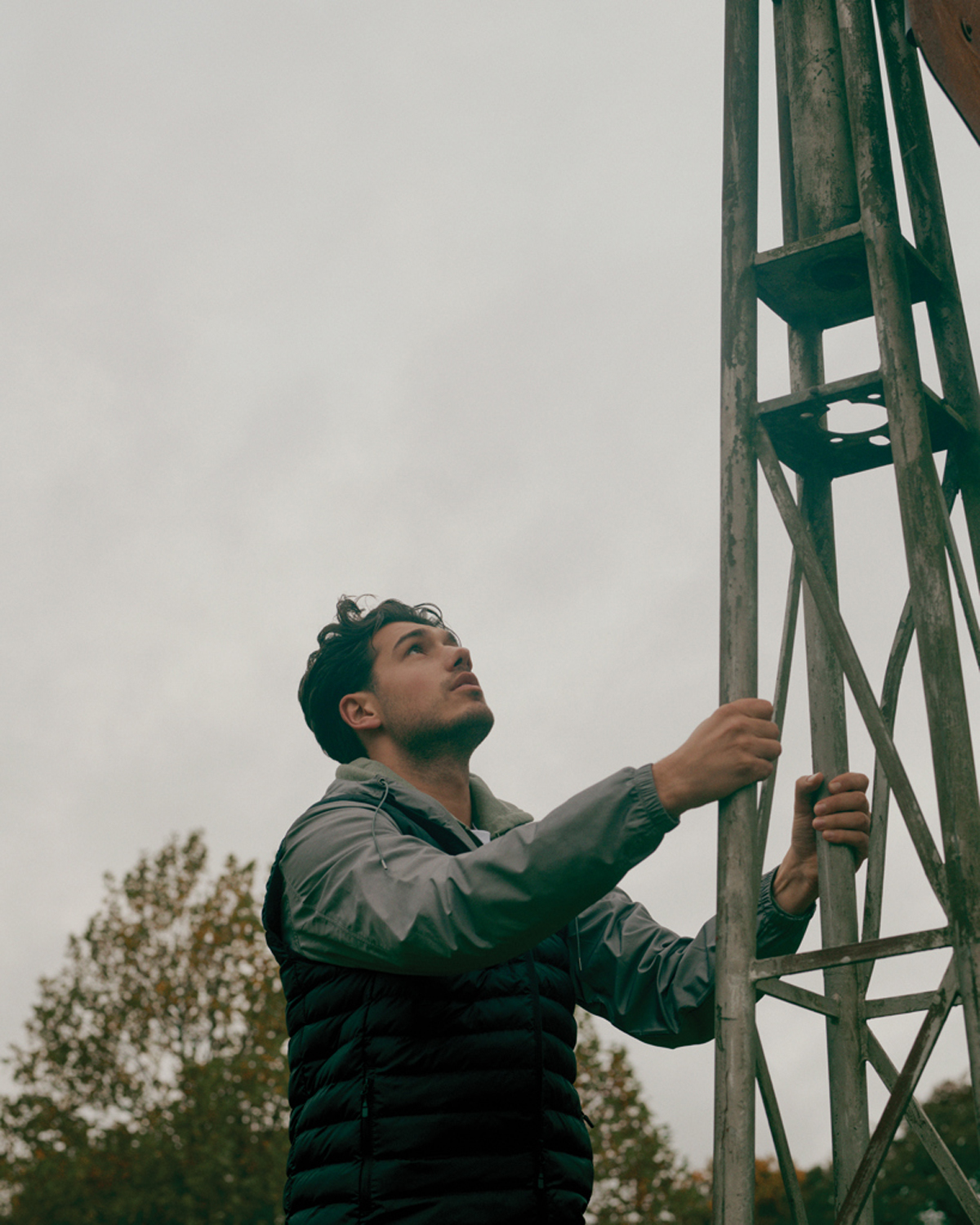 Ветровка Iqoniq Logan из переработанного полиэстера AWARE™, унисекс, 70 г/м²