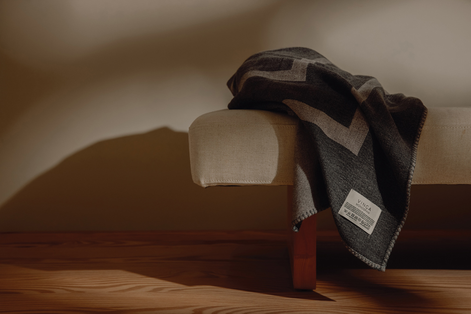 Плед VINGA Monogram из переработанного полиэстера GRS, 170x130 см